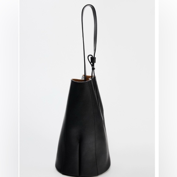 Zara Large Leather Bucket Bag
$239 - Picture 5 of 14